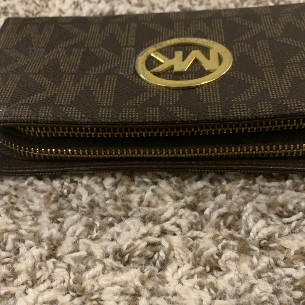 SALE❤️❤️❤️Michael Kors Brown Monogram Zip Wallet with Gold Logo - Picture 5 of 6